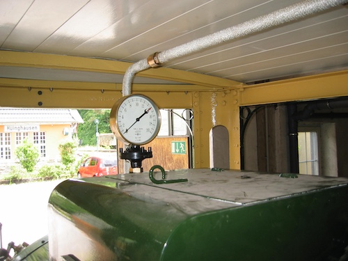 250607 Halter Manometer vorderseite
