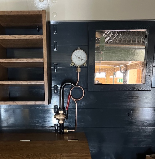 252207 Manometer mit Pult